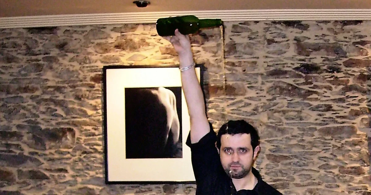 Escanciado de sidra natural en una sidrería asturiana